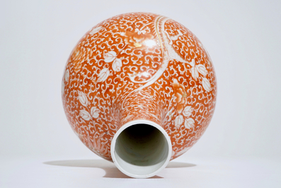 Un vase bouteille aux ph&eacute;nix en porcelaine de Chine en rouge de fer et dor&eacute;, 19/20&egrave;me