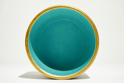 Een Chinese penseelpot met turkooise fondkleur, Qianlong merk, 20e eeuw