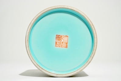 Een Chinese penseelpot met turkooise fondkleur, Qianlong merk, 20e eeuw