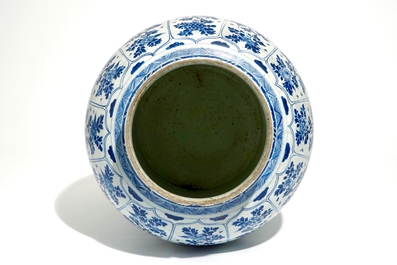 Een grote Chinese blauw-witte balustervormige vaas met floraal decor, Kangxi