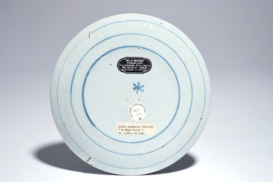Une assiette en fa&iuml;ence de Delft bleu et blanc aux b&ucirc;cherons de la s&eacute;rie des "Zodiaques", d&eacute;but du 18&egrave;me