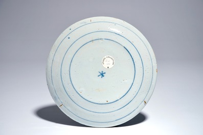 Une assiette en fa&iuml;ence de Delft bleu et blanc aux paysans de la s&eacute;rie des "Zodiaques", d&eacute;but du 18&egrave;me