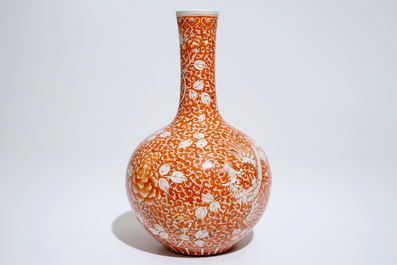 Un vase bouteille aux ph&eacute;nix en porcelaine de Chine en rouge de fer et dor&eacute;, 19/20&egrave;me