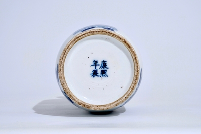 Een Chinese blauw-witte rouleau vaas met "Wu Shuang Pu" decor, 19/20e eeuw