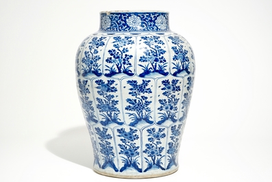 Een grote Chinese blauw-witte balustervormige vaas met floraal decor, Kangxi