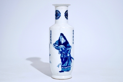 Een Chinese blauw-witte rouleau vaas met "Wu Shuang Pu" decor, 19/20e eeuw