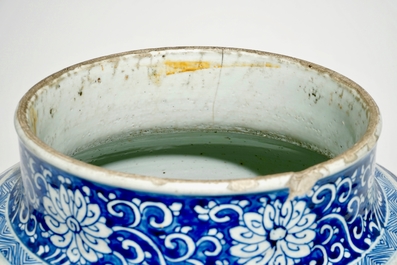 Een grote Chinese blauw-witte balustervormige vaas met floraal decor, Kangxi