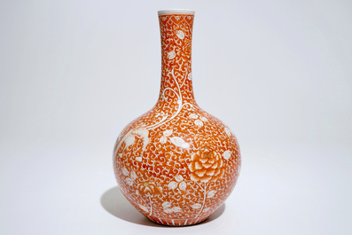 Un vase bouteille aux ph&eacute;nix en porcelaine de Chine en rouge de fer et dor&eacute;, 19/20&egrave;me