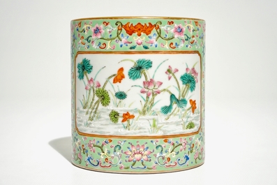 Een Chinese penseelpot met turkooise fondkleur, Qianlong merk, 20e eeuw