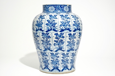 Een grote Chinese blauw-witte balustervormige vaas met floraal decor, Kangxi