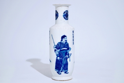 Een Chinese blauw-witte rouleau vaas met "Wu Shuang Pu" decor, 19/20e eeuw