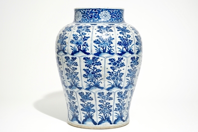 Een grote Chinese blauw-witte balustervormige vaas met floraal decor, Kangxi