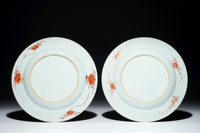 Une paire d'assiettes en porcelaine de Chine &agrave; d&eacute;cor "Pompadour", vers 1745