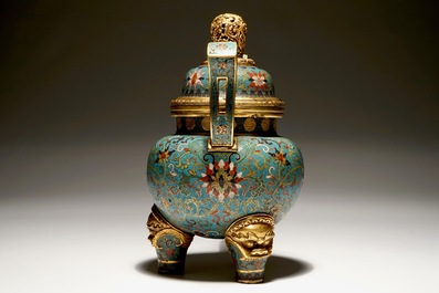 Un br&ucirc;le-parfum couvert en cloisonn&eacute; dor&eacute;, marque de Qianlong, 19&egrave;me