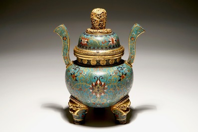 Un br&ucirc;le-parfum couvert en cloisonn&eacute; dor&eacute;, marque de Qianlong, 19&egrave;me