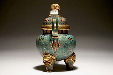Un br&ucirc;le-parfum couvert en cloisonn&eacute; dor&eacute;, marque de Qianlong, 19&egrave;me