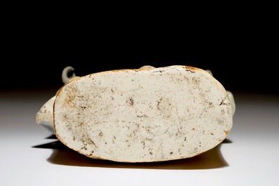 Een Chinese celadon en blauw-wit geglazuurde groep van de Hoho-broers, Qianlong