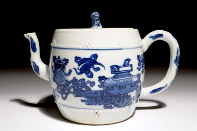 Een Chinese blauw-witte theepot, Kangxi