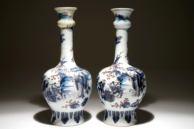 Une paire de grands vases en fa&iuml;ence de Delft en bleu et mangan&egrave;se &agrave; d&eacute;cor de chinoiserie, 17&egrave;me