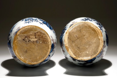 Une paire de grands vases en fa&iuml;ence de Delft en bleu et mangan&egrave;se &agrave; d&eacute;cor de chinoiserie, 17&egrave;me