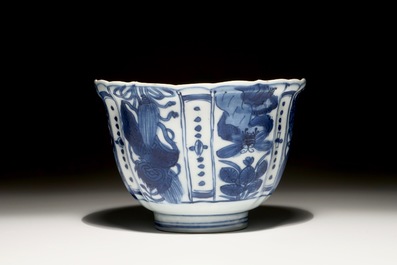 A Chinese blue and white crow cup, Ming, Wanli