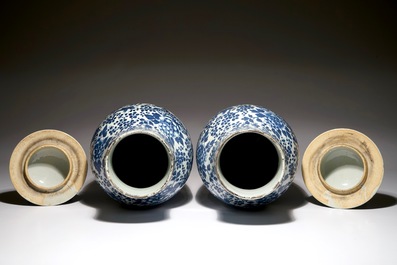 Een paar Chinese blauw-witte dekselvazen, 19e eeuw