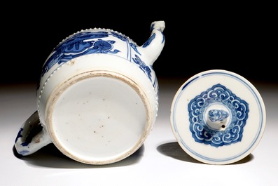Een Chinese blauw-witte theepot, Kangxi
