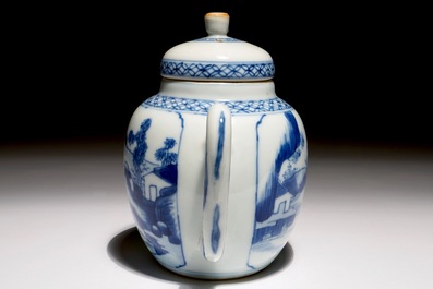 Een Chinese blauw-witte theepot met landschapsdecor, Kangxi