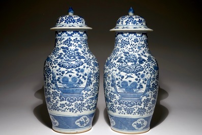 Een paar Chinese blauw-witte dekselvazen, 19e eeuw