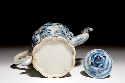 Une th&eacute;i&egrave;re en porcelaine de Chine bleu et blanc au ph&eacute;nix, Kangxi