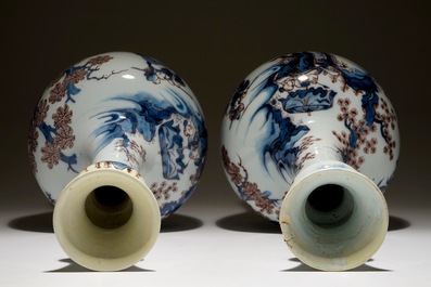 Une paire de grands vases en fa&iuml;ence de Delft en bleu et mangan&egrave;se &agrave; d&eacute;cor de chinoiserie, 17&egrave;me