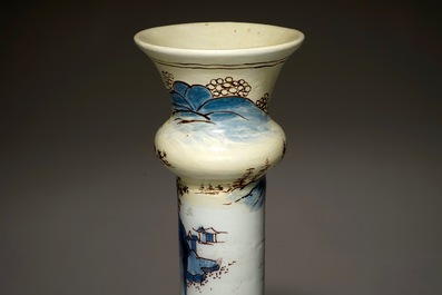 Une paire de grands vases en fa&iuml;ence de Delft en bleu et mangan&egrave;se &agrave; d&eacute;cor de chinoiserie, 17&egrave;me