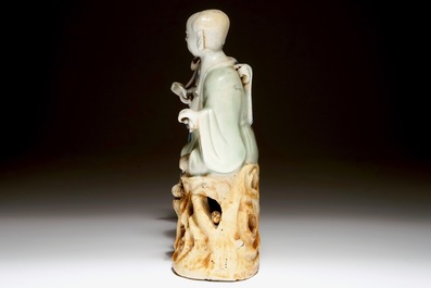 Een Chinese celadon en blauw-wit geglazuurde groep van de Hoho-broers, Qianlong