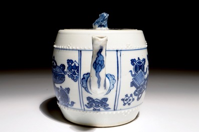 Een Chinese blauw-witte theepot, Kangxi