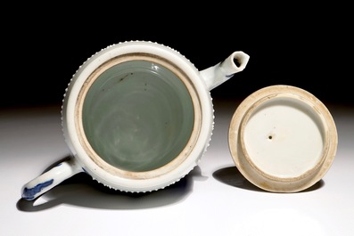 Een Chinese blauw-witte theepot, Kangxi