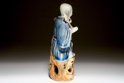 Een Chinese celadon en blauw-wit geglazuurde groep van de Hoho-broers, Qianlong