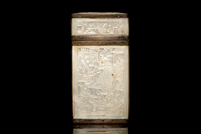 Une bo&icirc;te &agrave; cigarettes en nacre &agrave; d&eacute;cor en relief, Chine, 19&egrave;me