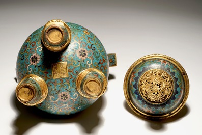 Un br&ucirc;le-parfum couvert en cloisonn&eacute; dor&eacute;, marque de Qianlong, 19&egrave;me