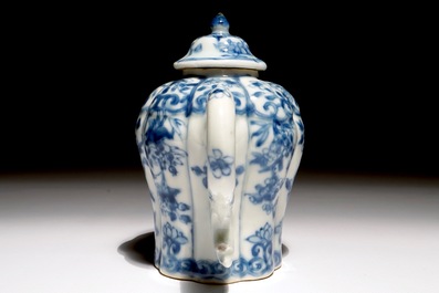Une th&eacute;i&egrave;re en porcelaine de Chine bleu et blanc au ph&eacute;nix, Kangxi