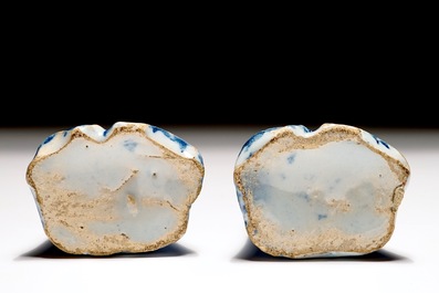 Une paire de figures miniatures en fa&iuml;ence de Delft bleu et blanc, 18&egrave;me