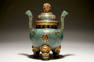 Un br&ucirc;le-parfum couvert en cloisonn&eacute; dor&eacute;, marque de Qianlong, 19&egrave;me