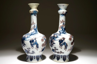 Une paire de grands vases en fa&iuml;ence de Delft en bleu et mangan&egrave;se &agrave; d&eacute;cor de chinoiserie, 17&egrave;me