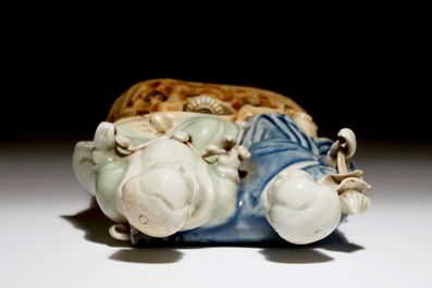 Een Chinese celadon en blauw-wit geglazuurde groep van de Hoho-broers, Qianlong