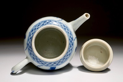Een Chinese blauw-witte theepot met landschapsdecor, Kangxi