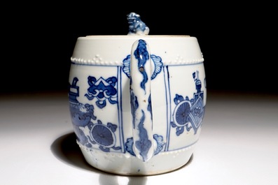Een Chinese blauw-witte theepot, Kangxi