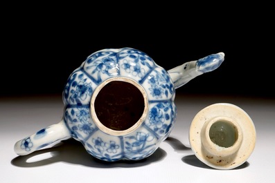Une th&eacute;i&egrave;re en porcelaine de Chine bleu et blanc au ph&eacute;nix, Kangxi