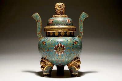Un br&ucirc;le-parfum couvert en cloisonn&eacute; dor&eacute;, marque de Qianlong, 19&egrave;me