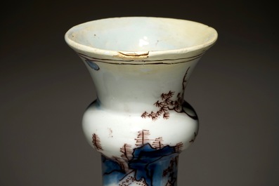 Une paire de grands vases en fa&iuml;ence de Delft en bleu et mangan&egrave;se &agrave; d&eacute;cor de chinoiserie, 17&egrave;me