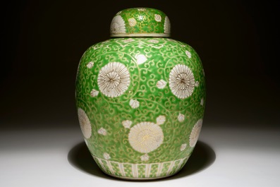 Un pot &agrave; gingembre couvert en porcelaine de Chine en citron vert et dor&eacute;, 19/20&egrave;me