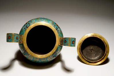 Un br&ucirc;le-parfum couvert en cloisonn&eacute; dor&eacute;, marque de Qianlong, 19&egrave;me